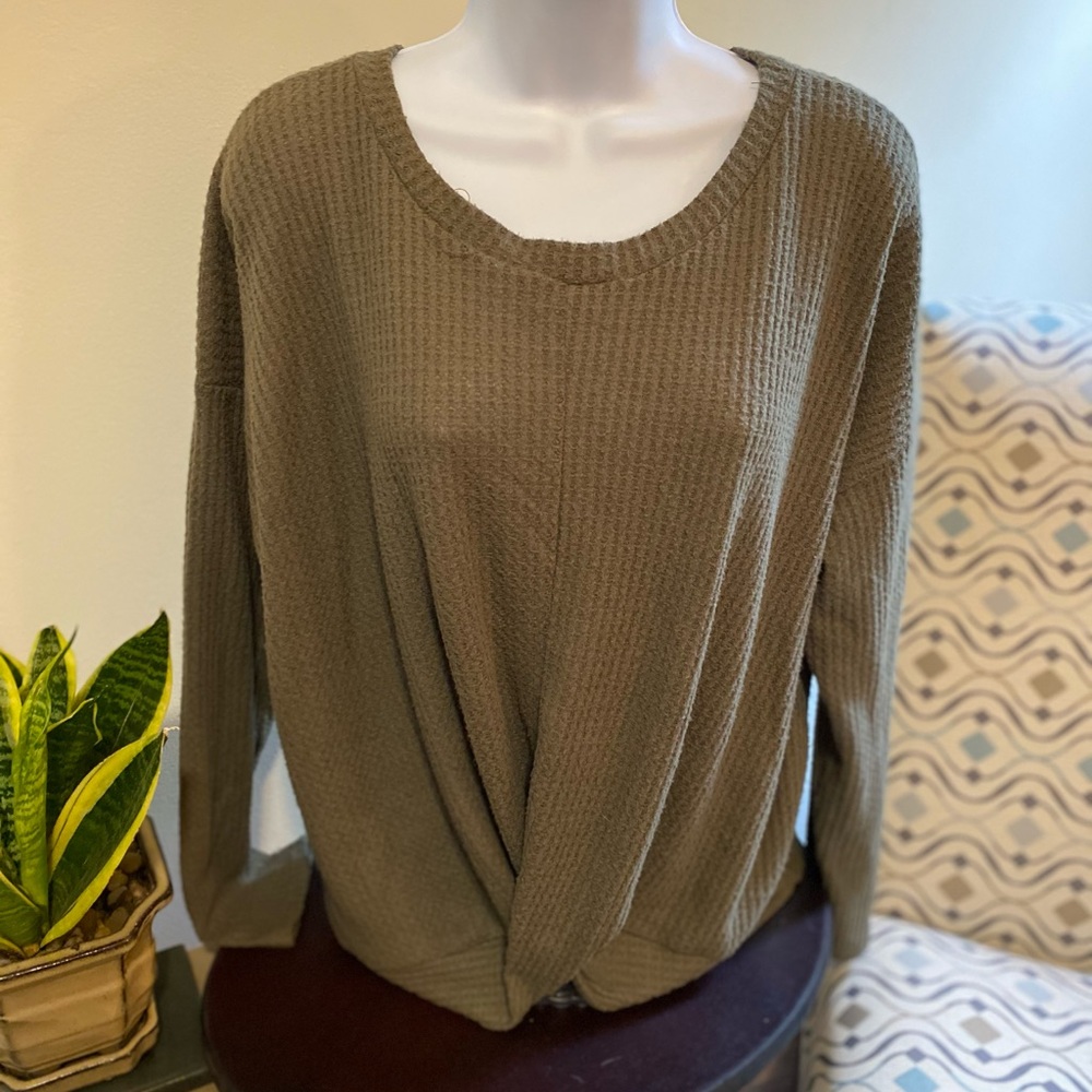 Twist front long sleeve